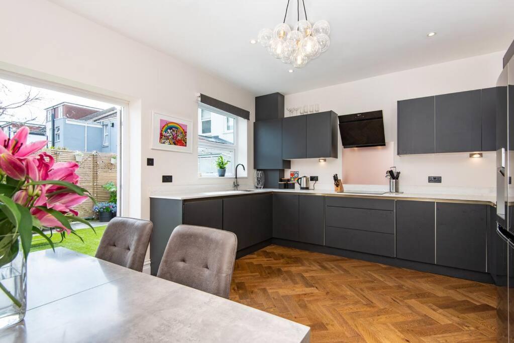 Newly Renovated Victorian House With Free Parking Villa Brighton Bagian luar foto